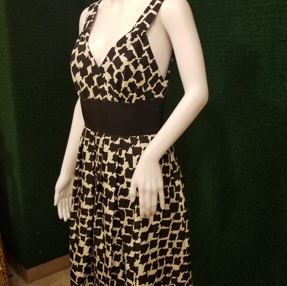 White House Black Market Black and White V-Neck Patterned Dress